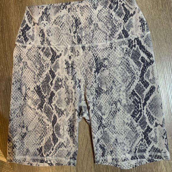 ALO Yoga Women's High-Rise Snake Print Bike Shorts - Black / Gray / Cream NWOT - Picture 1 of 4